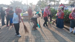 Program Bersatu Siaga, Bupati Tika Menyapu Lantai RTH Boja Bersama Ratusan Warga