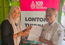 Keterang: Kepala DPMPTSP Kabupaten Rembang Budiyono saat menyerahkan berkas perijinan kepada salah seorang pelaku UMKM. (Hms/Jateng Memanggil)