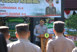 Keterangan: Kapolres Kendal, AKBP Hendry Susanto Sianipar saat memberikan amanat dalam acara Apel Pagi Jam Pimpinan di Halaman Mapolres Kendal, Senin, 28/04/2025. (Hms/Jateng Memanggil)