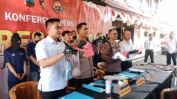 Ketetangan: Wakapolres Kendal, Kompol Indra Jaya (tengah) saat konfrensi press, di Halaman Mapolres Kendal, Senin 28/04/2025. (Roni/Jateng Memanggil)