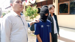 Keterangan: Pelaku pencabulan KR (19) saat diglandang di Mapolres Kendal, Senin 28/04/2025. (Roni/Jateng Memanggil)