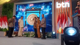 Keterangan: Menteri Perumahan dan Kawasan Permukiman RI Maruarar Sirait (kemeja coklat) saat menghadiri acara serah terima kunci penerima manfaat program Rumah Untuk Tenaga Kesehatan, di Perum Delta Asri 9 Darupono, Kaliwungu, Senin 28/04/2025. (Roni/Jate