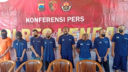 Keterangan: Ketujuh pelaku pencurian kabel di KIK saat diamankan Polres Kendal, Senin 28/04/2025. (Roni/Jateng Memanggil)