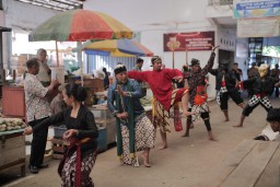 Keterangan: Ratusan penari di Kendal menari- nari saat peringati Hari Tari Sedunia, di Kompleks Pasar Kendal, Selasa 29/04/2025. (Ist/Jateng Memanggil)