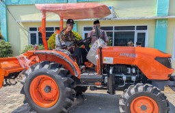 Keterangan: Kepala Dinas Pertanian dan Pangan (Dintanpan) Kabupaten Rembang, Agus Iwan, saat acara penyerahan bantuan 513 unit Alsintan kepada ratusan kelompok tani, di Kantor Dintanpan setempat, Selasa 29/0/2025. (Hms/Jateng Memanggil)