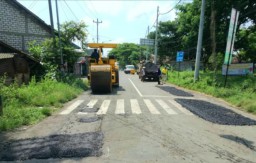 Keterangan: DPUPR Rembang saat memperbaiki jalan rusak di Rembang, Selasa 29/04/2025. (Hms/Jateng Memanggil)