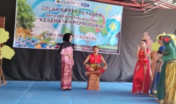 Ketarangan: Siswa- siswi SMAN 2 Kenda kelas 12, saat mementaskan ketoprak, di Aula SMAN 2 Kendal, Senin 14/04/2025. (Ist/Jateng Memanggil)