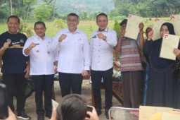 Keterangan: Wakil Menteri Agraria Tata Ruang/Wakil Kepala BPN Ossy Dermawan, saat menyerahkan sertifikat tanah hak milik elektronik kepada lima warga Dusun Kajangan, Desa Kalongan, Ungaran Timur. (Hms/Jateng Memanggil)