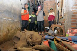Bupati Temanggung di Lokasi Bekas Banjir di Dusun Jetis, Desa Gambasan, Kecamatan Selopampang (Jateng Memanggil/Ist)