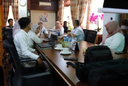 Keterangan:Kepala Sentra Terpadu Kartini Temanggung, Dewi Suhartini, ketika memberikan arahan kepada stakeholder, Senin 15/4/2025. (Hms/Jateng Memanggil)