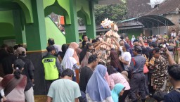 Keterangan: Warga Limbangan saat berebut gunungan, dalam acara Merti Desa Limbangan, di depan Masjid Baiturrahim Limbangan. (dok/Jateng Memanggil)