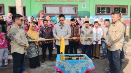 Keterangan: Anggota DPR RI, Firnando H Ganinduto, saat meresmikan pembangunan ruang sekolah RA Perwanida 22 Al Barokah, Kumpulrejo Patebon Kendal. (Roni/Jateng Memanggil)
