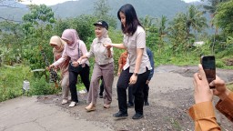 Dikeluhi Warga Jalan Rusak Akibat Longsor, Bupati Kendal Respon Cepat, Mbak Tika: Besok Langsung Kita Bangun