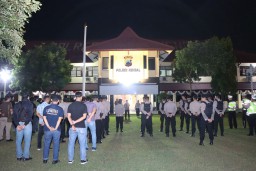 Keterangan: Jajaran Polres Kendal, saat mengikuti apel kesiapan operasi besar- besaran brantas premanisme, di Halaman Mapolres Kendal, Sabtu 10/05/2025 malam. (Hms/Jateng Memanggil)