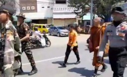 Keterangan: 38 Biksu Thudong dikawal ketat APH dan Banser Kendal saat melintasi wilayah Kendal, Senin 05/05/2025. (Ist/Jateng Memanggil)