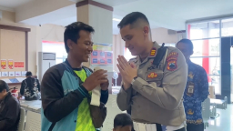 Keterangan: Kasatlantas Polres Kendal, AKP Panji Yugo Putranto, saat menyapa wajib pajak, di Samsat Kendal, Rabu 21/05/2025. (Hms/Jateng Memanggil)