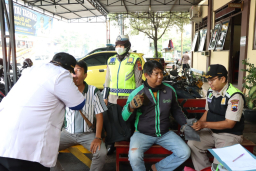Keterangan: Sejumlah driver ojek online, saat mengikuti kegiatan pemeriksaan kesehatan secara gratis yang di gelar Polres Kendal, di Halaman Mapolsek Kendal Kota, Kamis 12/06/2025. (Hms/Jateng Memanggil)