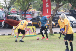 Keterangan: Tim sepak bola Polres Kendal (kaos biru) saar bertanding futsal melawan tim sepak bola Forwaken, di halaman Polres Kendal, Kamis 03/07/2025 petang. (Hms/Jateng memanggil)