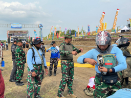 Keterangan: Danlantamal V TNI AL, saat meninjau gladi resik kesiapan sirkuit Kejuaraan Internasional Hard Enduro Kasal Cup Hiu Selatan #7 Tahun 2025, di Desa Sumberejo, Kecamatan Kaliwungu, Kabupaten Kendal, Jawa Tengah, Sabtu 05/07/2025. (Hms/Jateng Mema