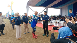 Keterangan: Kasal Laksamana TNI Al, Dr. Muhammad Ali (kanan) saat memberikan penghargaan kepada koordinator event Hiu Selatan Hard Enduro ke-7, Lau Aguan, saat acara kejuaraan Motor ail internation Hard Enduro Hiu Selatan ke-7, di Desa Sumberejo, Kaliwung