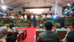 Keterangan: Kie dalang asal Pemalang, Ki Mangun Yuwono, saat memberikan penghargaan wayang kulit kepada Bupati Tika, usai pembukaan pagelaran wayang kulit, di Alun- alun Kendal, Minggu 27/07/2025 malam. (Roni/Jateng Memanggil)