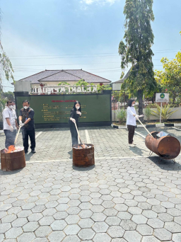 Keterangan: Kejari Kendal bersama pejabat lainnya, saat memusnahkan BB sabu dan lain sebagainya, di Halaman Kejari Kendal, Selasa 29/07/2025. (Hms/dok)