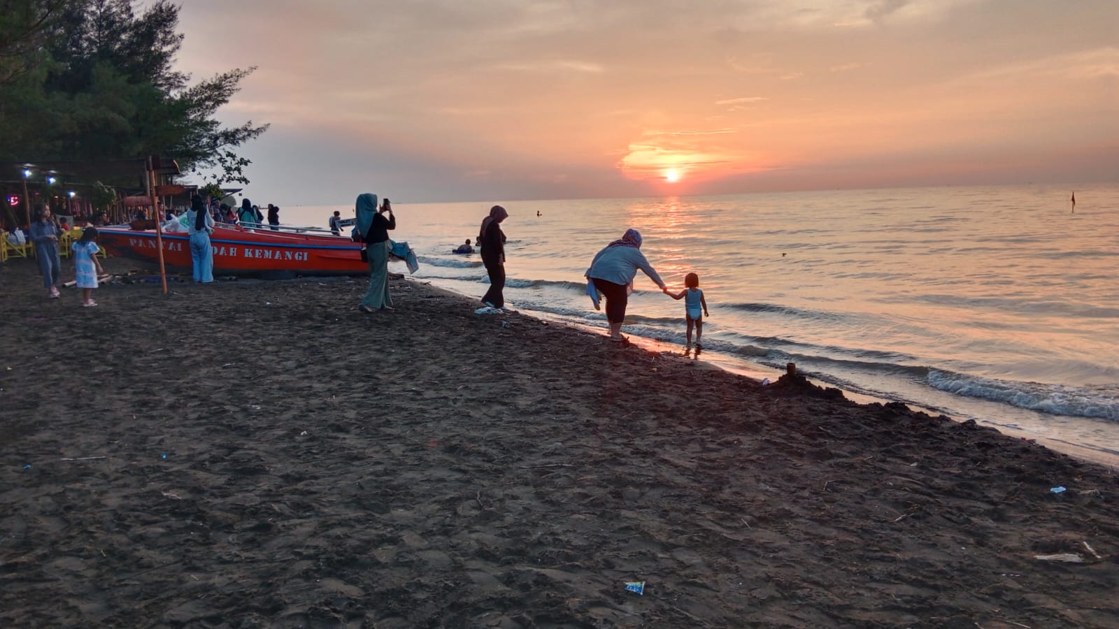 Bak Surga Tersembunyi, Keindahan Pantai di PIK Mampu Hipnotis Mata Pengunjung