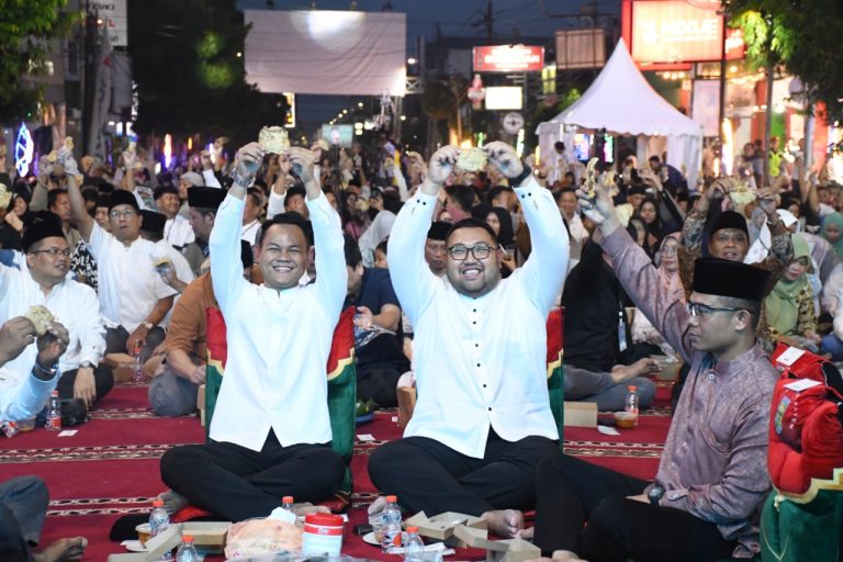 Pecahkan Rekor Warga Purbolinggo Bukber dengan Belasan Ribu Mendoan