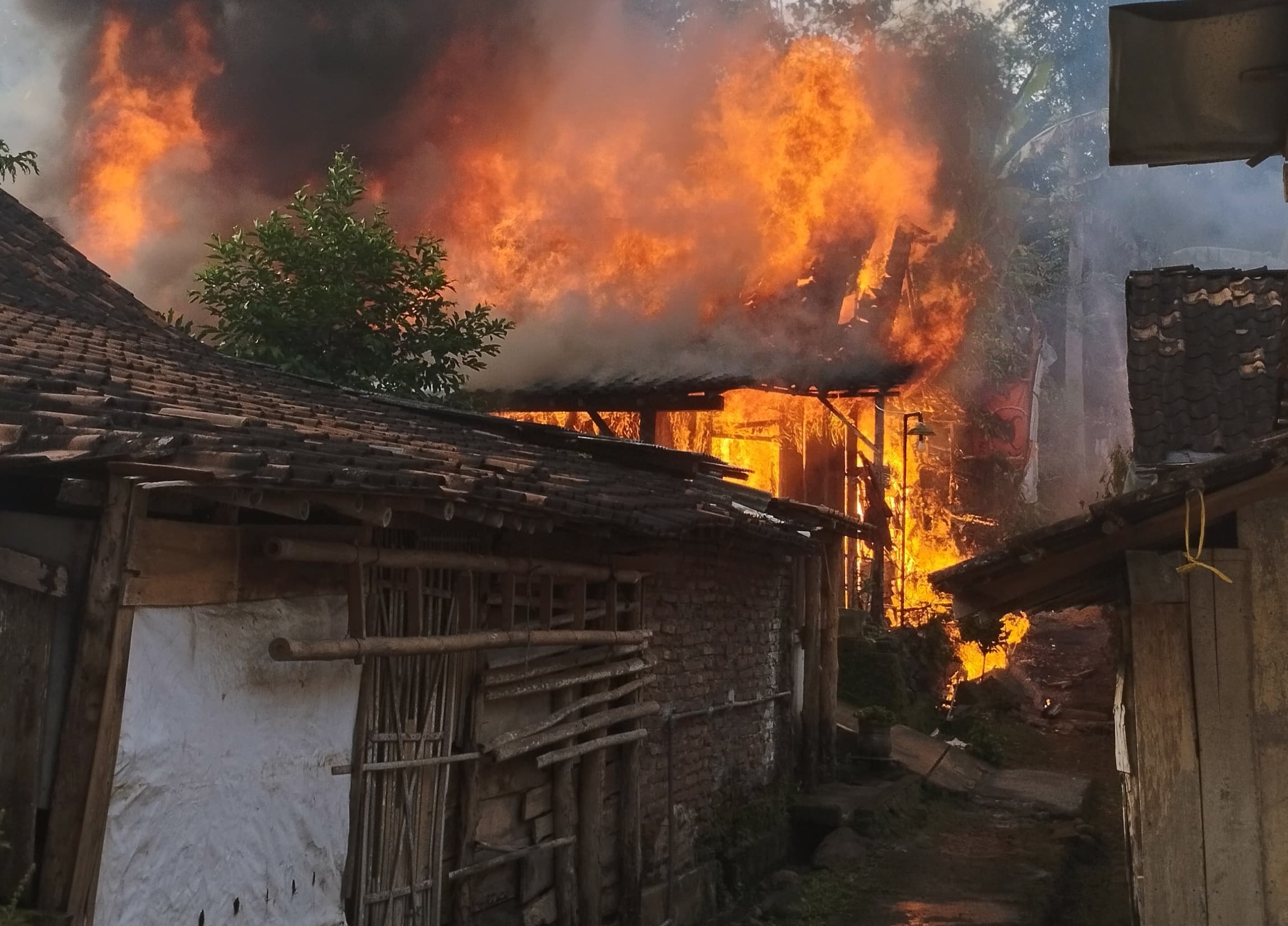 Dua Rumah Milik Warga Darupono Hangus Terbakar, Ini Penyebabnya!