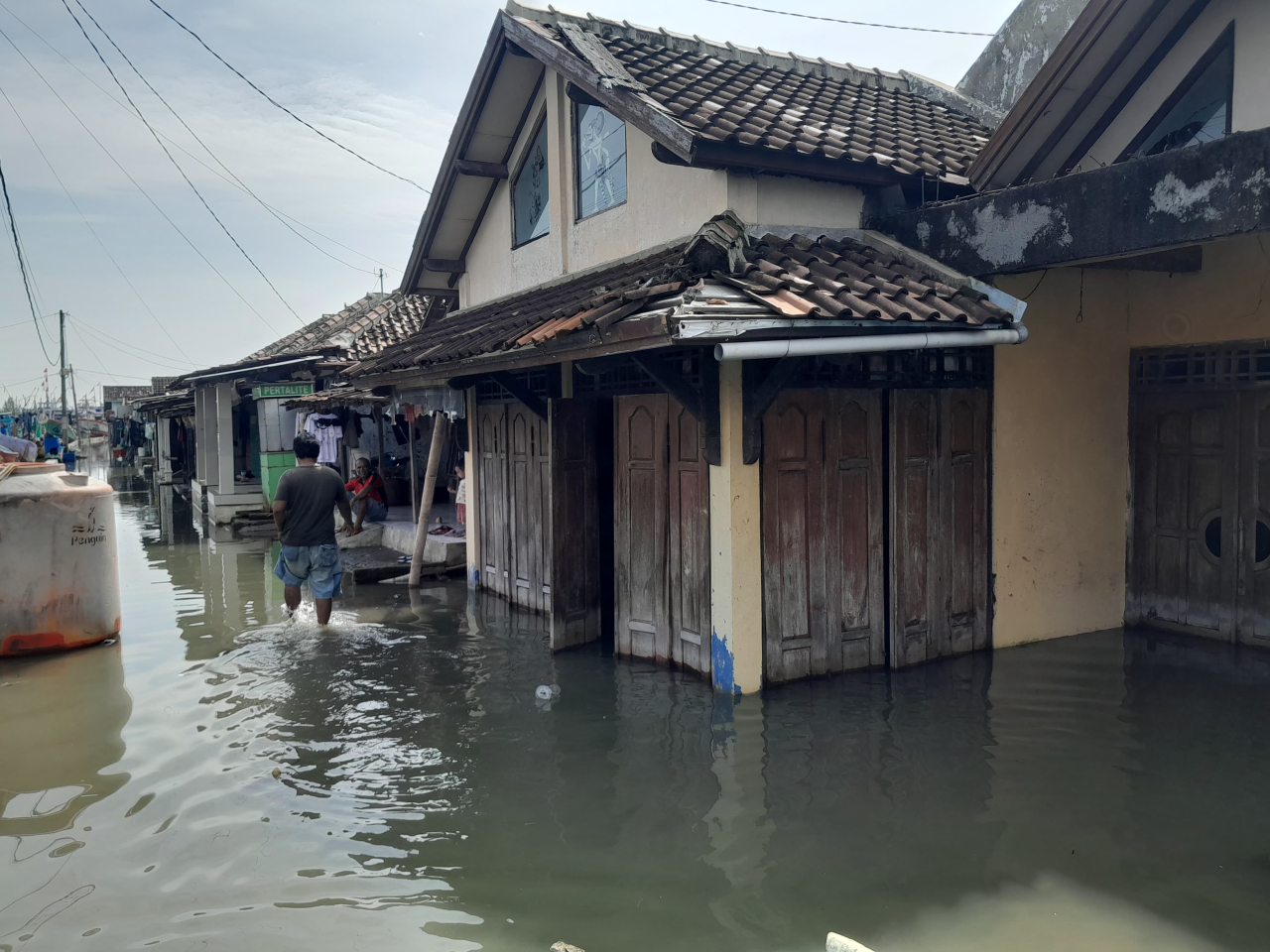 Banjir Rob Naik Hingga Sampai Lutut, Warga Karangsari Terpaksa Mengungsi dan Tidur di Kapal