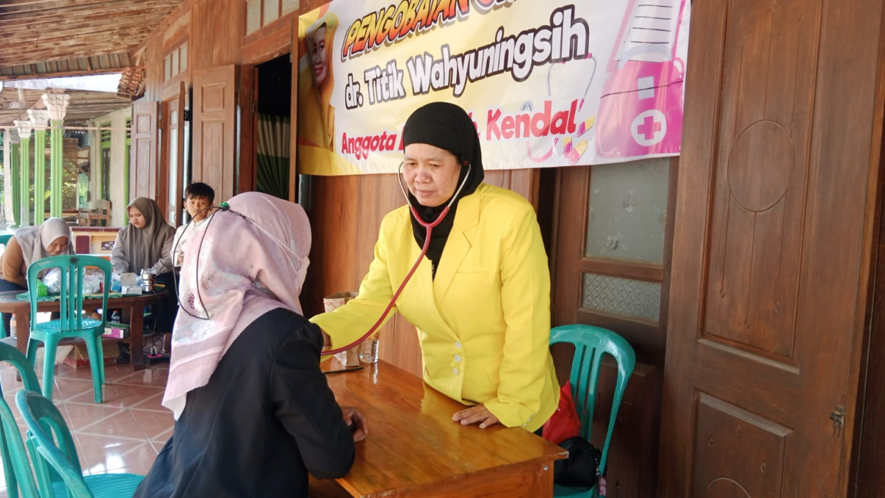 Reses, Anggota DPRD Kendal Dr. Titik Wahyuningsinh Berikan Pengobatan Gratis