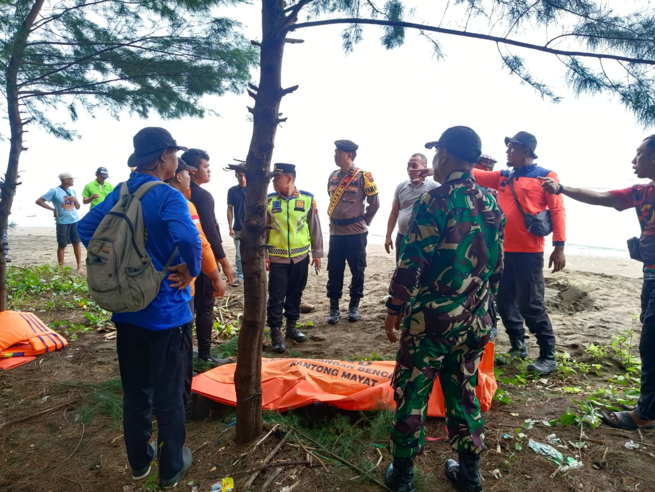 Respon Cepat, Dua Korban Ditemukan Meninggal Setelah Terseret Arus Pantai Kemangi